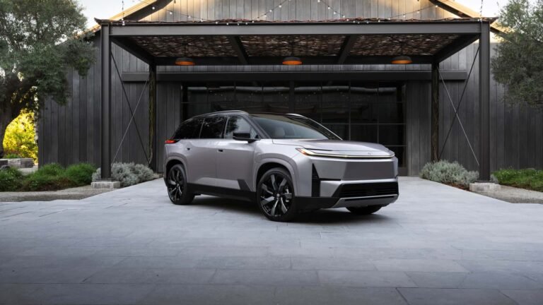 schimbarile-toyota:-noul-highlander-2027-devine-exclusiv-electric-si-primeste-trei-randuri-de-scaune