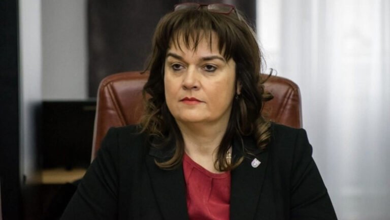 rector-demis-pentru-plagiat,-repus-in-functie-in-urma-deciziei-iccj.-ramona-lile-revine-la-sefia-universitatii-„aurel-vlaicu”-din-arad