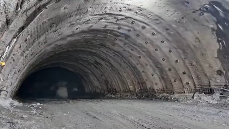 o-noua-etapa-pe-cel-mai-dificil-tronson-al-autostrazii-sibiu-pitesti:-au-inceput-lucrarile-la-un-nou-tunel-pe-sectiunea-boita-cornetu