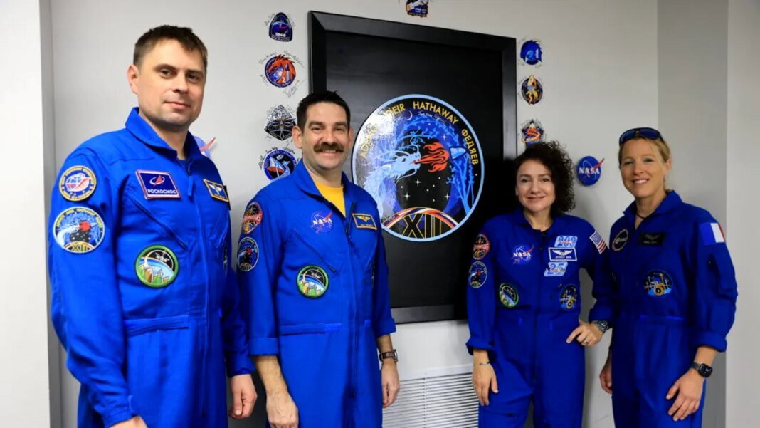 patru-noi-astronauti-ajung-la-statia-spatiala-internationala-pentru-a-inlocui-echipajul-evacuat-al-nasa