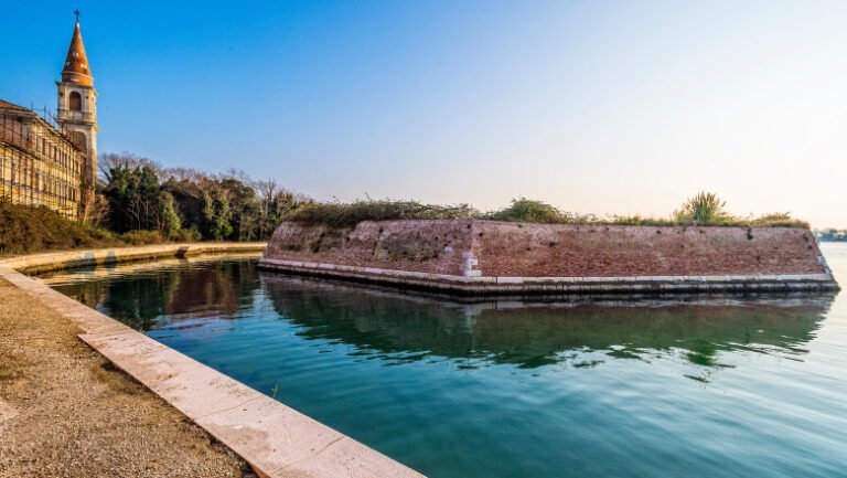 revolta-venetienilor-care-se-simt-exclusi-din-propriul-oras:-au-obtinut-controlul-unei-insule-pe-care-autoritatile-voiau-sa-o-vanda