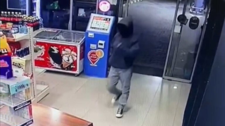 jaf-intr-o-benzinarie-din-timisoara.-atacator-cu-cagula-si-cutit,-suspect-in-alte-trei-furturi