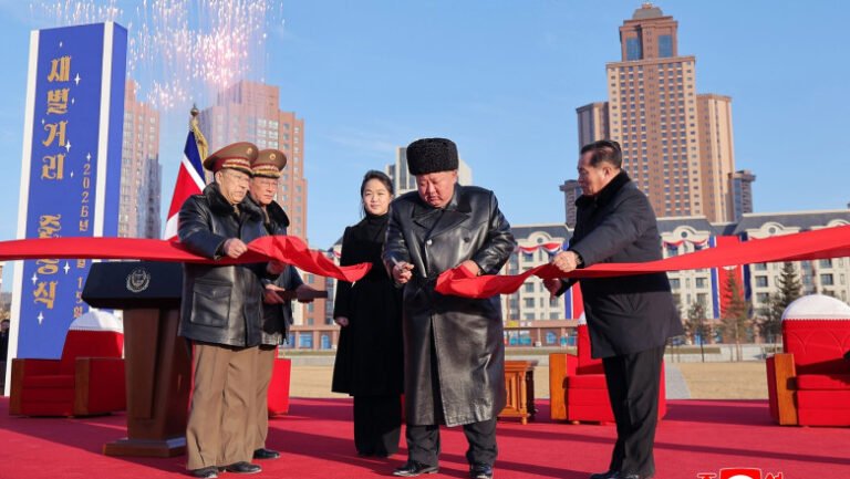 familiile-soldatilor-nord-coreeni-ucisi-in-razboiul-rusiei-din-ucraina-au-primit-locuinte.-kim-jong-un-a-participat-la-inaugurare
