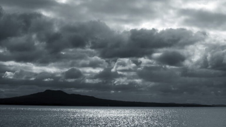 furtuni-violente-in-noua-zeelanda:-zeci-de-mii-de-oameni-fara-curent,-transporturi-blocate-in-insula-de-nord