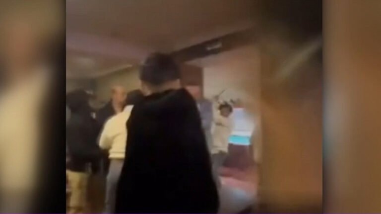 video-doi-angajati-ai-unei-primarii-din-dolj-si-postasul-comunei-s-au-luat-la-bataie-dupa-ce-au-petrecut-de-ziua-primarului