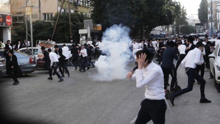 doua-tinere-din-armata-israeliana,-salvate-de-politisti-din-calea-unui-grup-de-ultraortodocsi-furiosi-la-periferia-tel-avivului