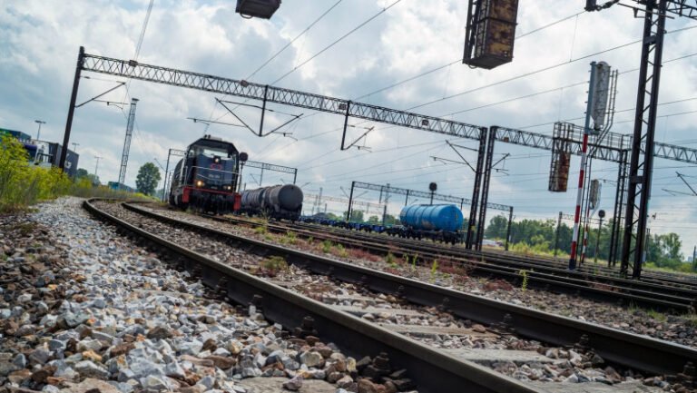 un-cetatean-moldovean,-arestat-pentru-oprirea-unui-tren-de-marfa-polonez.-avea-documente-rusesti-si-„aparatura-electronica”-asupra-sa