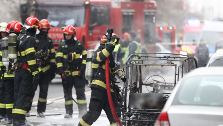 masuri-dupa-ce-o-masina-electrica-a-luat-foc-in-mers:-se-fac-verificari-la-rar,-modelul-implicat-in-incident-a-fost-scos-de-la-vanzare