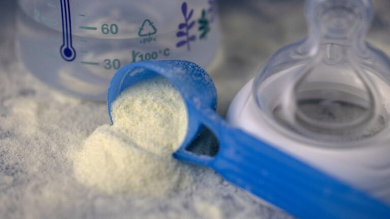 ancheta-penala-in-franta,-care-vizeaza-cinci-producatori-de-lapte-praf-pentru-sugari.-produse-rechemate-inclusiv-din-romania