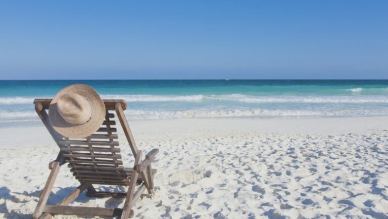 femeie-retinuta-dupa-inselaciuni-cu-oferte-turistice-last-minute.-familii-cu-copii,-date-afara-din-hotel,-in-turcia