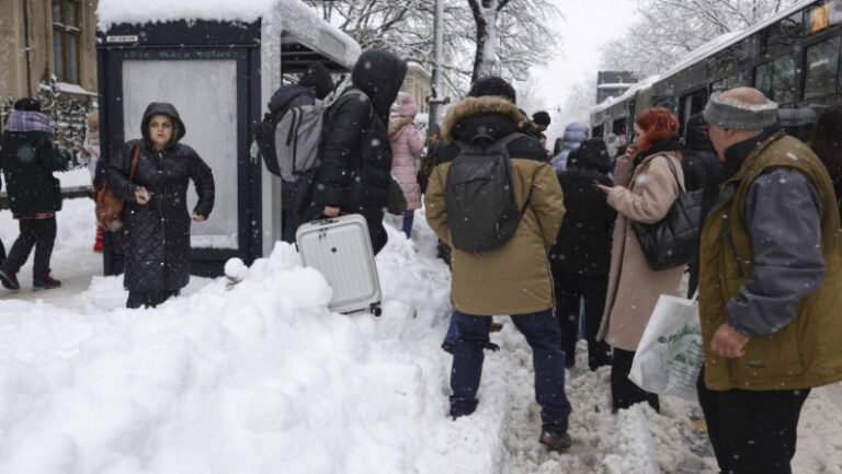 bucuresti,-sub-nameti-ninsori-abundente-si-sute-de-apeluri-de-urgenta.-ciprian-ciucu:-„capitala-nu-e-paralizata”
