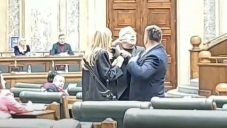 incaierare-in-parlament.-doi-senatori-s-au-imbrancit:-„s-a-ridicat-sa-mi-smulga-telefonul-si-m-a-prins-de-cap”