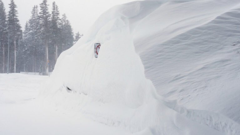avalansa-devastatoare-in-california:-opt-schiori-gasiti-morti,-unul-este-inca-disparut