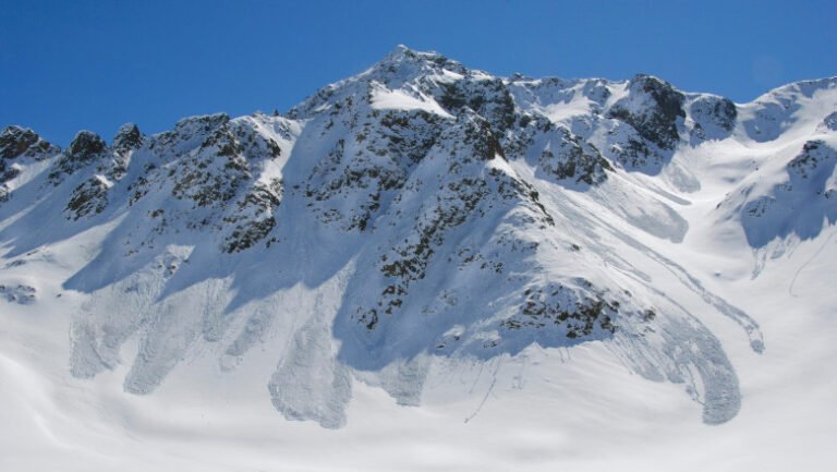 trei-schiori-au-murit-in-urma-a-doua-avalanse-produse-in-austria