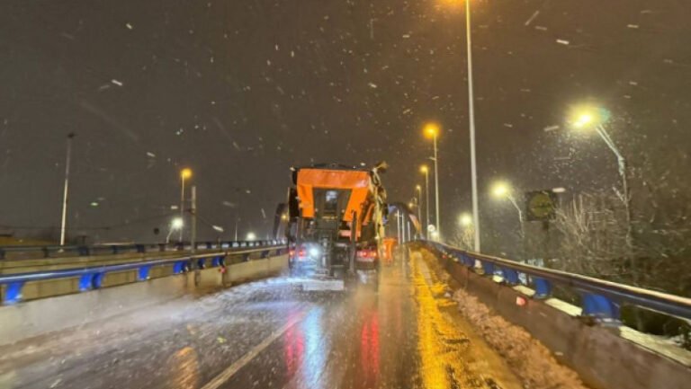 primaria-capitalei-anunta-ca-monitorizeaza-interventiile-pentru-deszapezire.-cate-utilaje-folosesc-primariile-de-sector