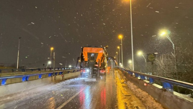 primaria-capitalei-anunta-ca-monitorizeaza-interventiile-pentru-deszapezire.-cate-utilaje-folosesc-primariile-de-sector primaria-capitalei-anunta-ca-monitorizeaza-interventiile-pentru-deszapezire.-cate-utilaje-folosesc-primariile-de-sector