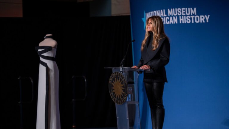 melania-trump-a-donat-rochia-pe-care-a-purtat-o-in-ianuarie-2025-la-ceremonia-de-investitura-a-sotului-sau