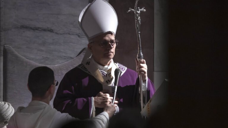 papa-leon-indeamna-preotii-sa-si-foloseasca-propriul-creier,-nu-inteligenta-artificiala,-pentru-a-si-scrie-predicile