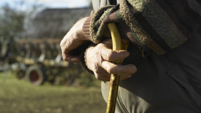 romania-imbatraneste-mai-accelerat-decat-restul-europei-unul-dintre-motive:-exodul-peste-hotare.-„jumatate-de-comuna-e-plecata”