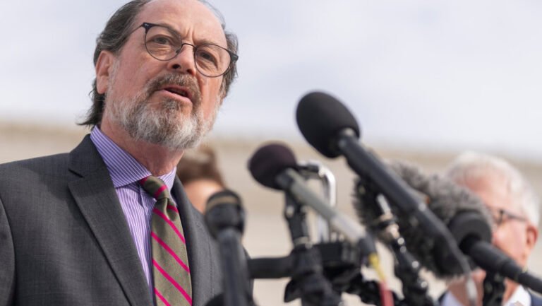 omul-care-l-a-invins-pe-donald-trump.-cine-este-victor-schwartz,-comerciantul-de-vinuri-care-a-obtinut-in-instanta-anularea-tarifelor