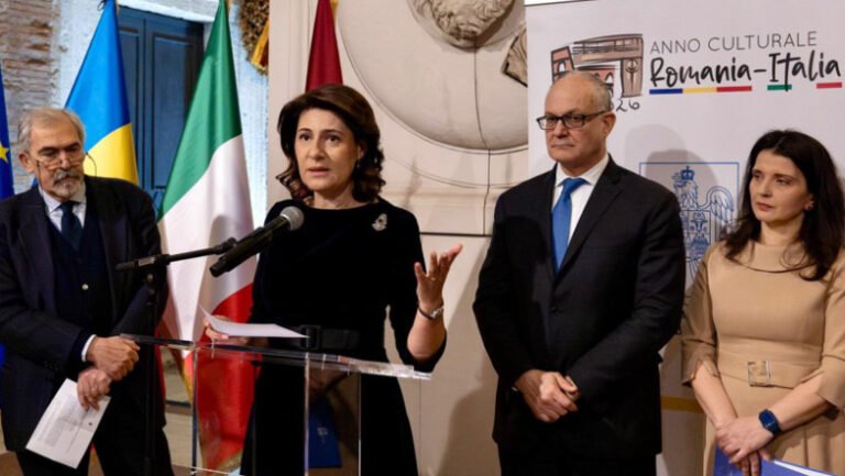 distinctie-acordata-ambasadorului-romaniei-in-italia-la-inaugurarea-unei-expozitii-dedicate-lui-brancusi-la-mercati-di-traiano