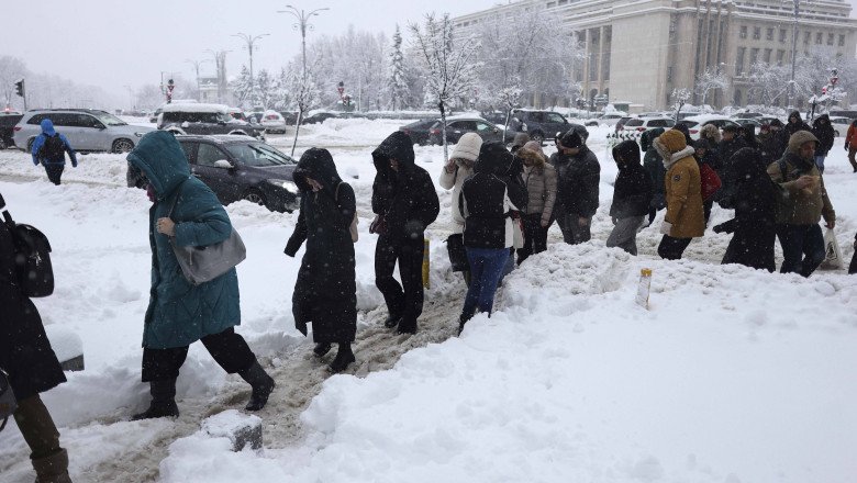 bucurestiul-e-in-continuare-sub-nameti-si-cu-trotuare-acoperite-cu-gheata,-inainte-de-inceperea-scolii:-„suntem-foarte-dezamagiti” bucurestiul-e-in-continuare-sub-nameti-si-cu-trotuare-acoperite-cu-gheata,-inainte-de-inceperea-scolii:-„suntem-foarte-dezamagiti”