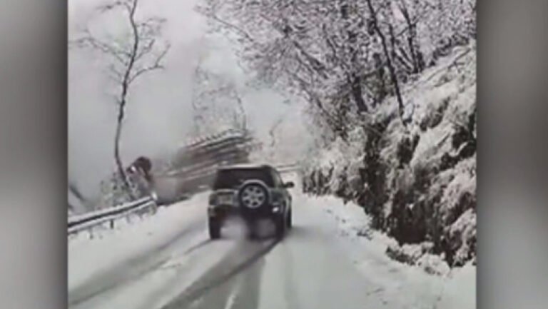 momentul-in-care-un-camion-incarcat-cu-busteni-cade-in-prapastie,-in-apropierea-statiunii-paltinis-din-judetul-sibiu