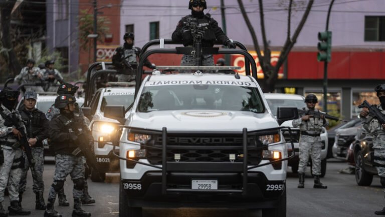 violente-in-mexic,-dupa-ce-armata-l-a-ucis-pe-liderul-de-cartel-„el-mencho”.-sua-isi-indeamna-cetatenii-sa-ramana-„la-adapost”