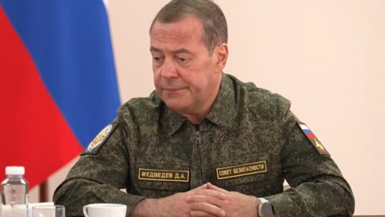 medvedev,-imbracat-in-uniforma-militara,-arunca-in-aer-negocierile-de-pace:-„aspecte-privind-teritoriile-si-parametrii-demilitarizarii”