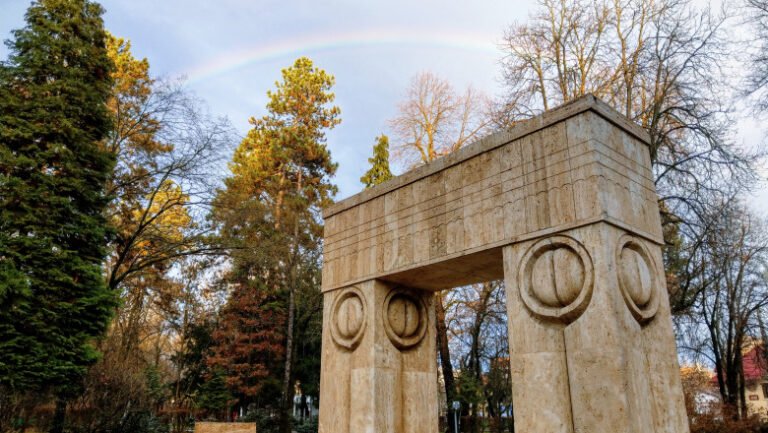 o-bucata-de-piatra-dintr-una-dintre-bancile-de-langa-poarta-sarutului-de-la-targu-jiu-s-a-desprins.-politia-face-ancheta