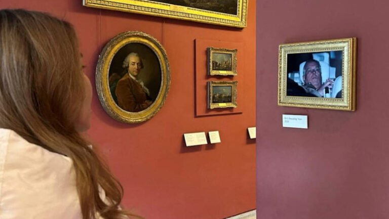 protest-la-luvru:-o-fotografie-virala-cu-fostul-print-andrew,-afisata-de-activisti-britanici-cu-mesajul-„acum-transpira-–-2026”