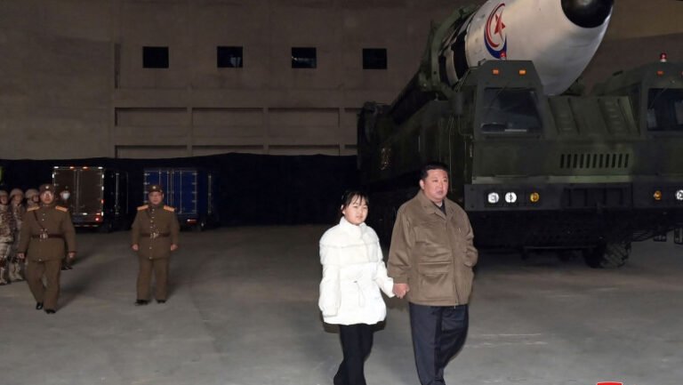 kim-jong-un-si-a-numit-fiica-in-varsta-de-13-ani-in-functia-de-„director-general”-al-armelor-nucleare-din-coreea-de-nord-(presa)