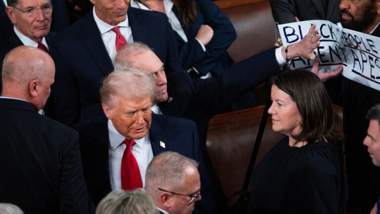 discursul-record-al-lui-trump-despre-starea-natiunii,-marcat-de-acuzatii-de-minciuni,-afirmatii-controversate-si-tirade-xenofobe