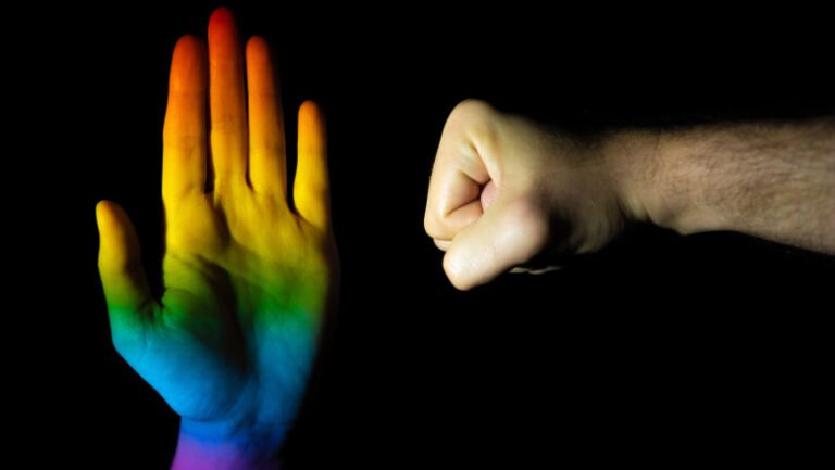 „persoanele-lgbtq+,-tinta-unui-atac-orchestrat-in-europa”.-discurs-impotriva-comunitatii-din-romania-in-campania-prezidentiala-(raport)