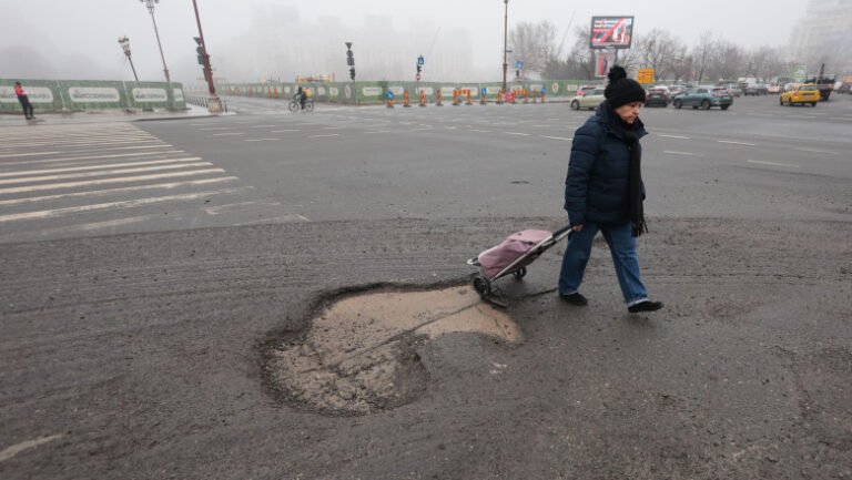 avocatul-biciclistului-despagubit-cu-100.000-de-euro-explica-ce-trebuie-sa-faci-daca-te-accidentezi-intr-o-groapa-din-asfalt