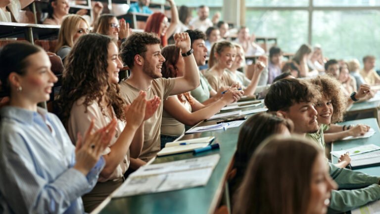 cat-de-mari-vor-fi-bursele-studentilor-in-2026.-anuntul-guvernului