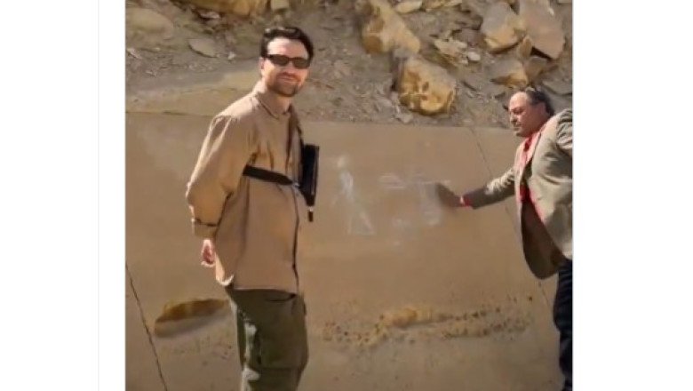 un-ghid-a-fost-arestat-in-egipt-dupa-ce-a-desenat-pe-o-piramida,-in-timp-ce-explica-unui-grup-de-turisti un-ghid-a-fost-arestat-in-egipt-dupa-ce-a-desenat-pe-o-piramida,-in-timp-ce-explica-unui-grup-de-turisti