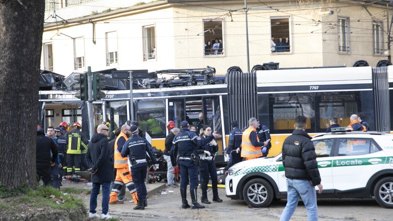 momentul-in-care-tramvaiul-deraieaza-si-intra-in-vitrina-unui-magazin,-la-milano.-imaginile-surprinse-de-o-camera-auto momentul-in-care-tramvaiul-deraieaza-si-intra-in-vitrina-unui-magazin,-la-milano.-imaginile-surprinse-de-o-camera-auto