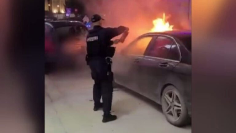 o-masina-de-lux-a-luat-foc-pe-o-strada-din-arad