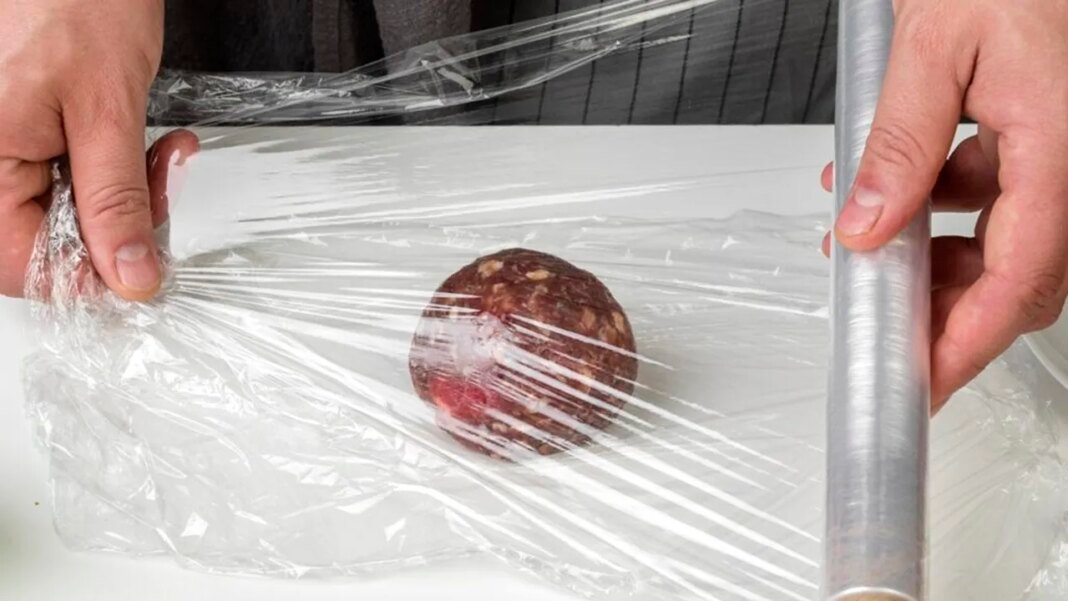 cum-scapi-de-folia-transparenta-care-se-lipeste-de-ea-insasi:-trucul-pe-care-putini-il-stiu