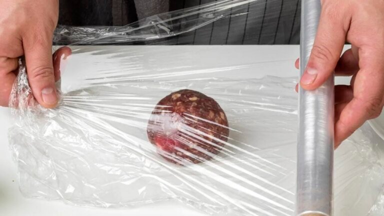 cum-scapi-de-folia-transparenta-care-se-lipeste-de-ea-insasi:-trucul-pe-care-putini-il-stiu