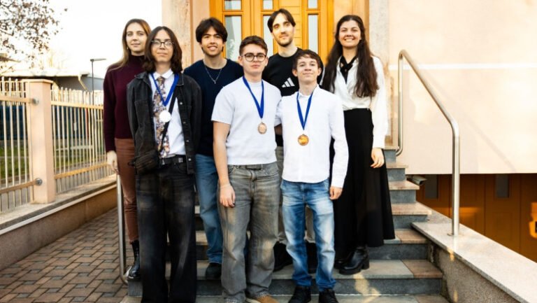 elevii-romani-au-castigat-medalii-la-olimpiada-internationala-de-inteligenta-artificiala.-oana-toiu:-„sunt-cei-mai-buni-ambasadori”