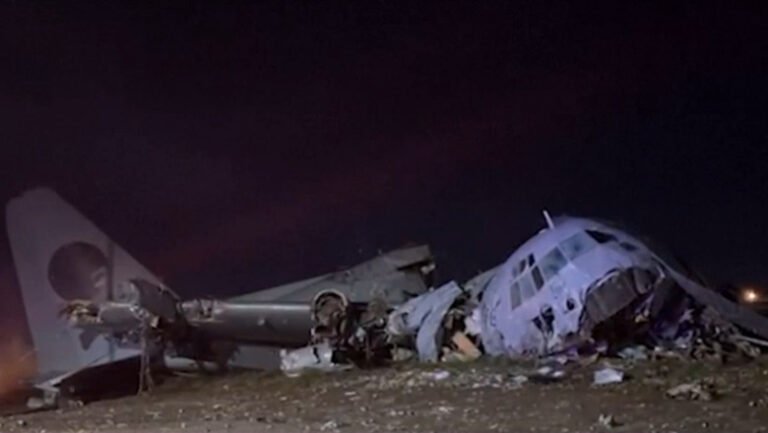 accident-de-avion-in-bolivia:-cel-putin-15-morti.-aeronava-transporta-bani:-confruntari-intre-politie-si-oamenii-care-adunau-bancnotele