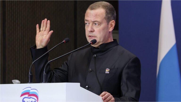 „pacificatorul-si-a-aratat-din-nou-fata”.-dmitri-medvedev-acuza-ca-negocierile-cu-iranul-„au-fost-de-fatada”,-dupa-atacurile-sua-israel