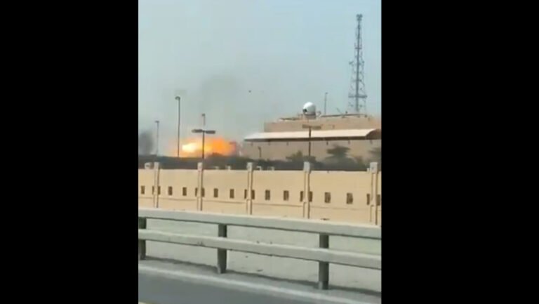 momentul-in-care-o-racheta-iraniana-loveste-o-baza-militara-a-sua-din-bahrain.-resturi-de-cladiri,-proiectate-in-aer