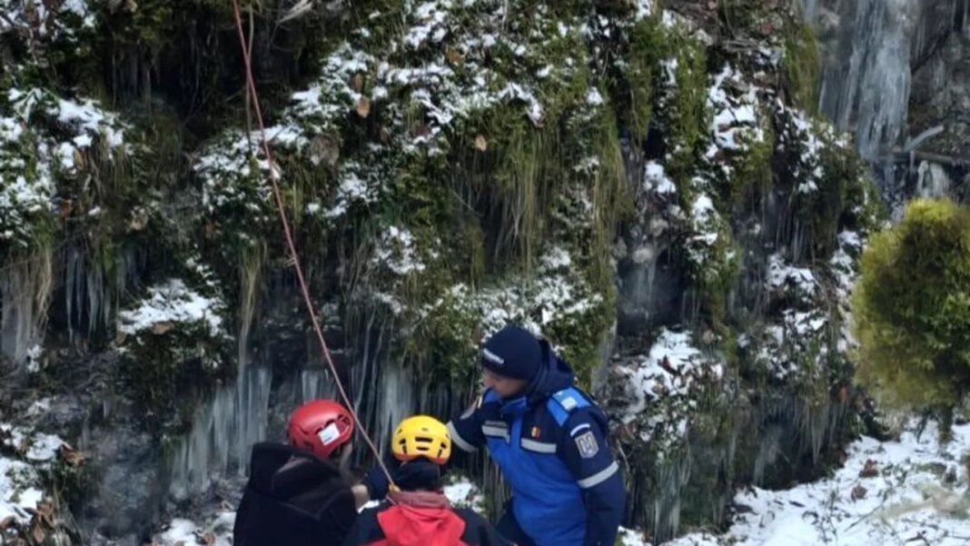 misiune-de-salvare-in-muntii-apuseni.-doi-turisti-francezi-au-ramas-blocati-pe-o-stanca