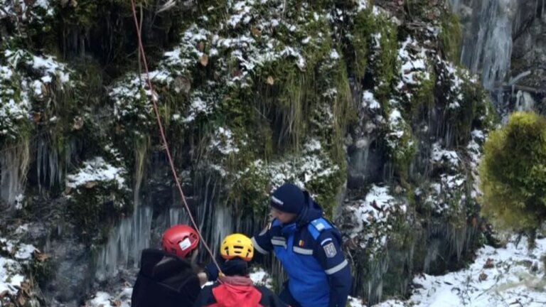 misiune-de-salvare-in-muntii-apuseni.-doi-turisti-francezi-au-ramas-blocati-pe-o-stanca