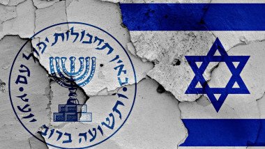 Stema Mossad, alături de steagul Israelului