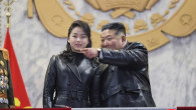 Liderul nord-coreean Kim Jong-un și fiica sa, Kim Ju-ae, la parada militară organizată cu ocazia celui de-al 9-lea Congres al Partidului Muncitorilor din Coreea, în Piața Kim Il-ung din Phenian. Foto: Profimedia | Poza 1 din 6