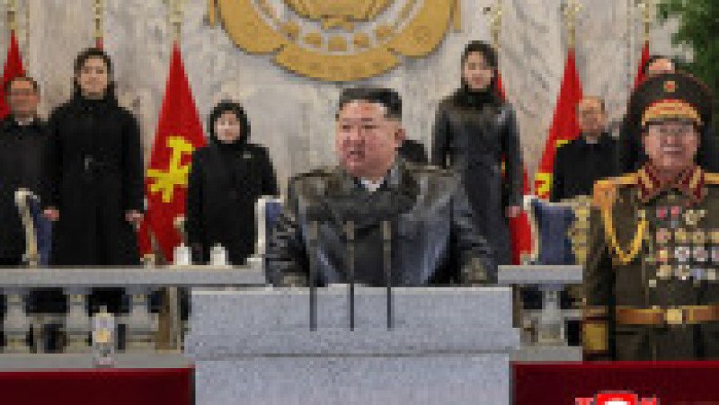 Liderul nord-coreean Kim Jong-un și fiica sa, Kim Ju-ae, la parada militară organizată cu ocazia celui de-al 9-lea Congres al Partidului Muncitorilor din Coreea, în Piața Kim Il-ung din Phenian. Foto: Profimedia | Poza 3 din 6